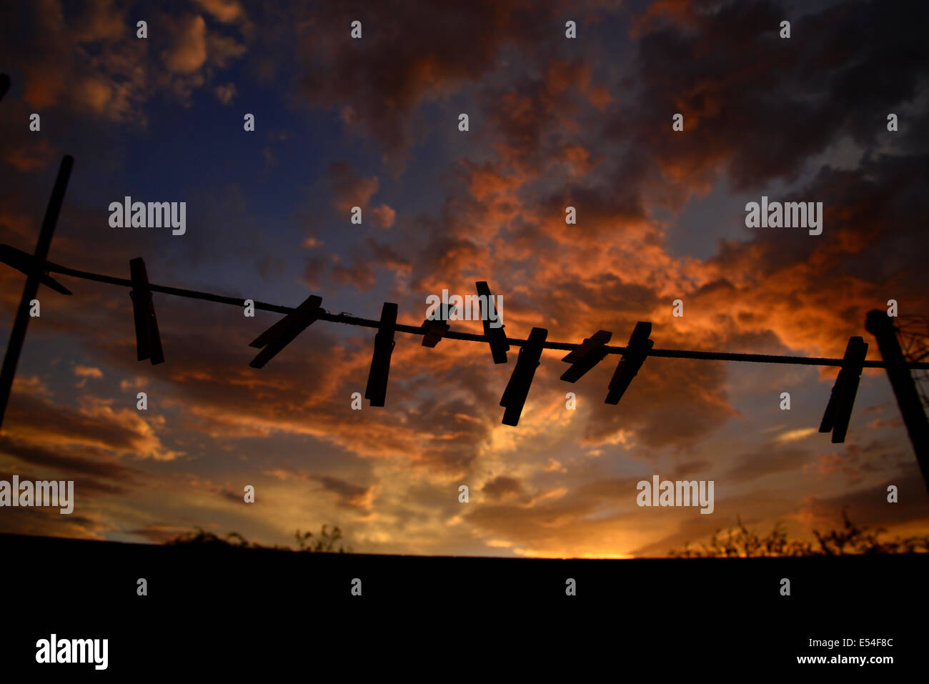 Perni di vestiti si stagliano al tramonto in Tucson, Arizona, Stati Uniti. Foto Stock