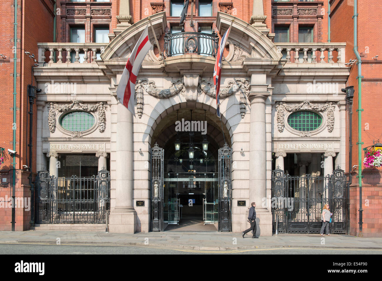 L'entrata dell'eclettica Palazzo Barocco Hotel edificio su una soleggiata giornata estiva di Oxford Road, Manchester. Foto Stock