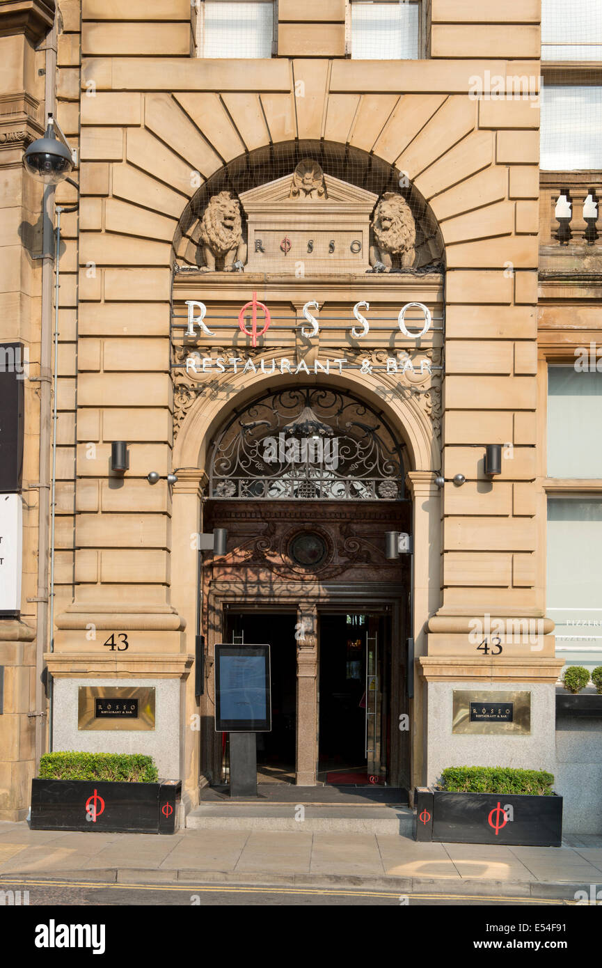 L'ingresso al Rosso Ristorante e bar, di proprietà di Rio Ferdinand, nei giardini in primavera area di Manchester, UK. Foto Stock