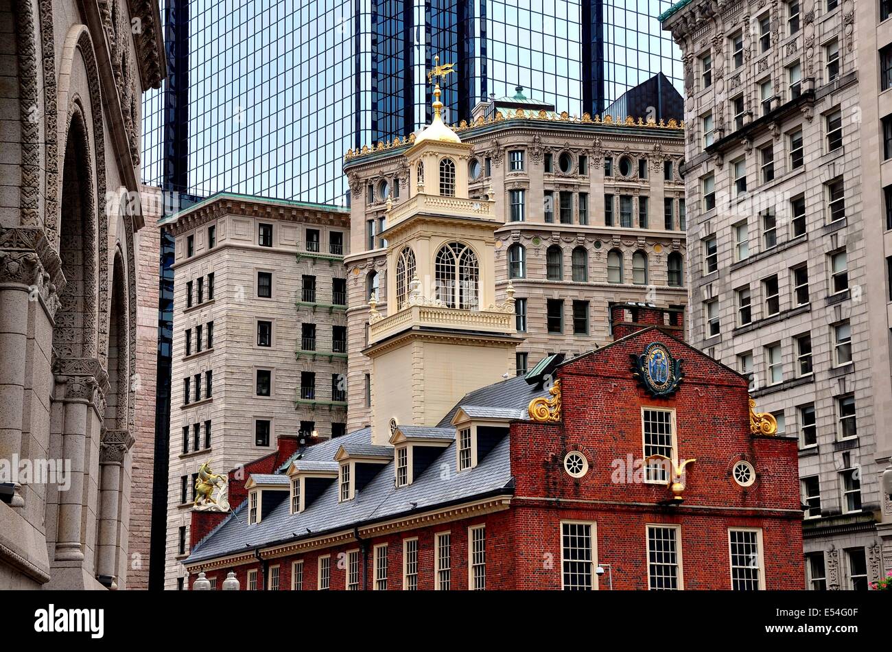 BOSTON, MASSACHUSETTS: la storica 1713 Old State House all'angolo di stato e le strade di Washington è un sito di riferimento Foto Stock