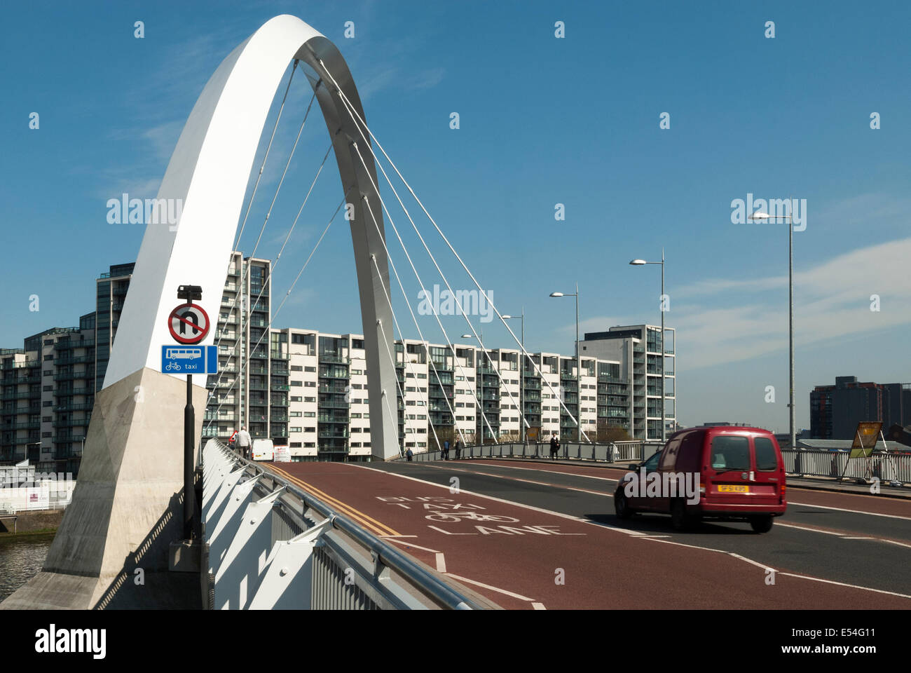 Un furgone che viaggiano oltre il Clyde Arc Bridge nel centro di Glasgow conosciuto anche come la Squinty Bridge. Foto Stock