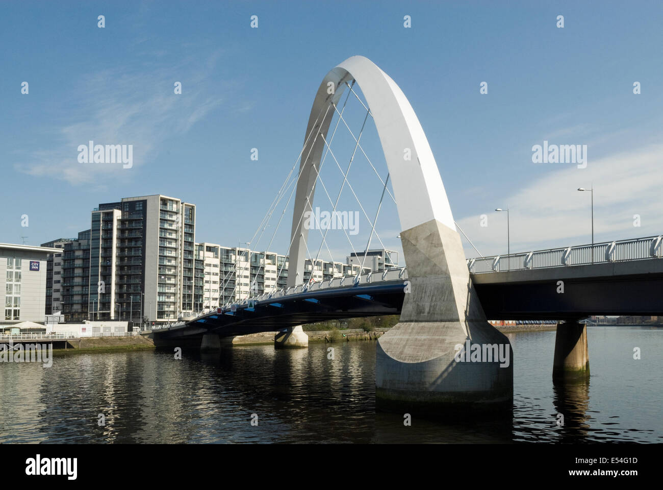 Il Clyde Arc (Squinty) ponte sul fiume Clyde a Glasgow. Foto Stock