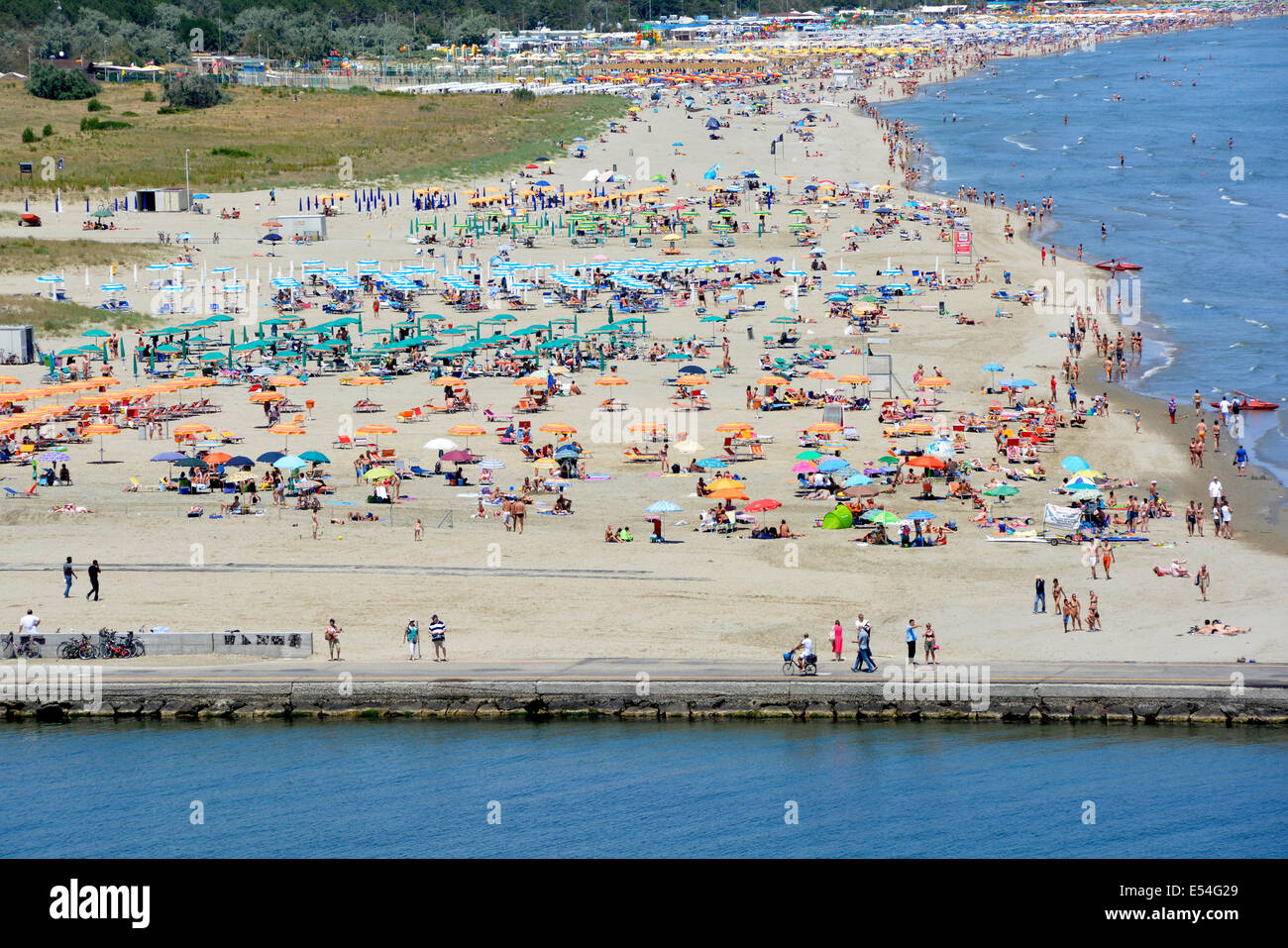 Vista aerea di coloro che godono di una lunga spiaggia di sabbia lungo il litorale adriatico in una calda giornata estiva Foto Stock