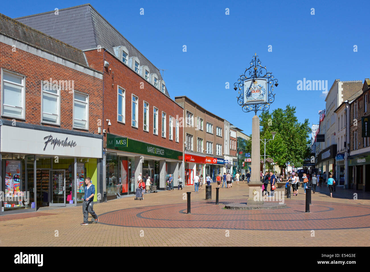 Chelmsford (capoluogo di contea di Essex) centro commerciale pedonale high street con stemma Foto Stock