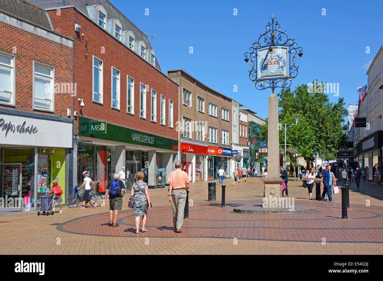 Città di Chelmsford Essex contea città segno con stemma blu cielo estate giorno per la gente shopping in strada pedonale lastricata alta Inghilterra Regno Unito Foto Stock