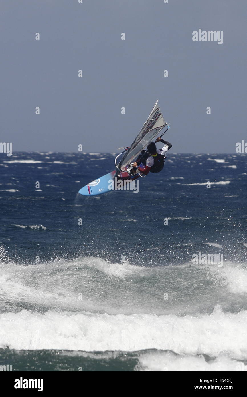 Windsurfer spagnolo Victor Fernandez concorrenti del Pozo world cup, un round del PWA wave world Championship 2014. Foto Stock