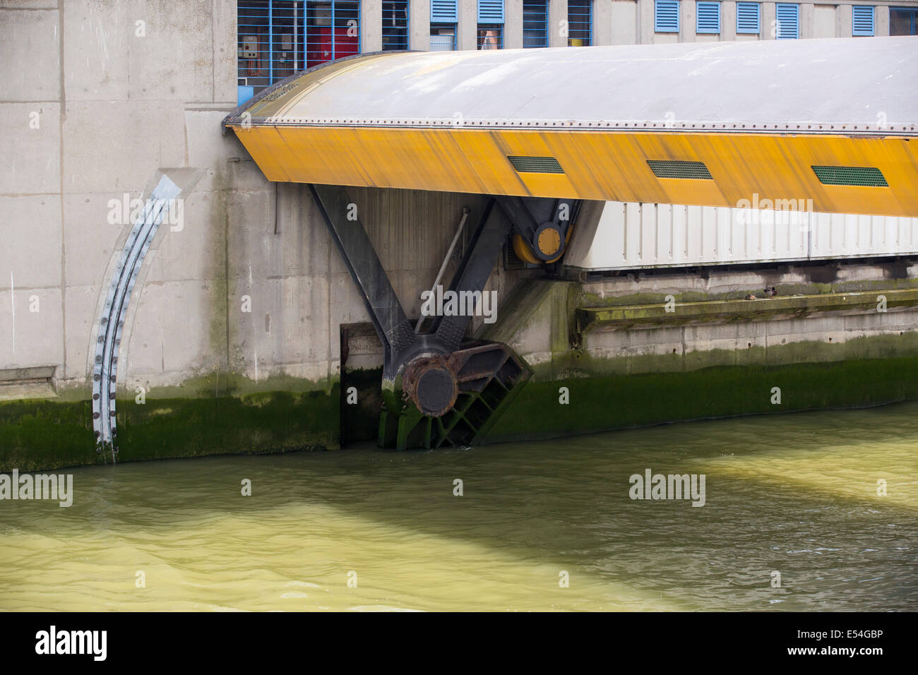 La Thames Barrier sul Fiume Tamigi a Londra. Fu costruita per proteggere la città capitale di storm surge inondazioni. Stime recenti mostrano che probabilmente essere ridondanti in circa venti anni a causa di un aumento le tempeste e di innalzamento del livello del mare pilotato dal cambiamento climatico. Foto Stock