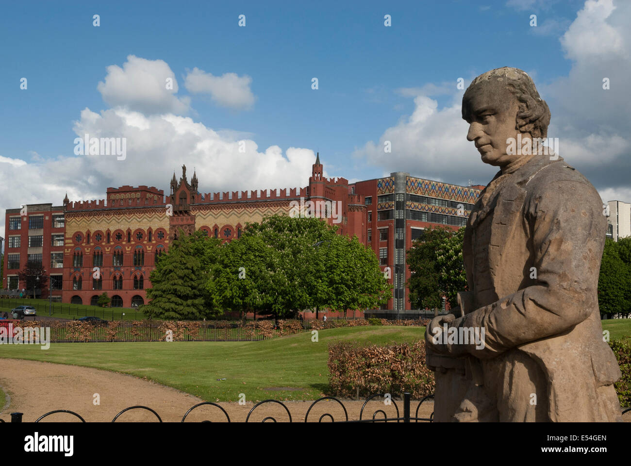 James Watt statua su Glasgow Green con il Templeton Centro Business in background.. Foto Stock