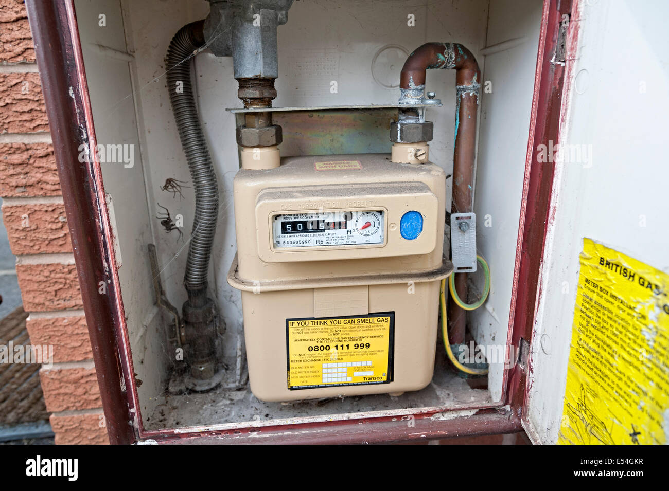 Un contatore di energia elettrica sulla parete esterna di una casa del Regno Unito Foto Stock