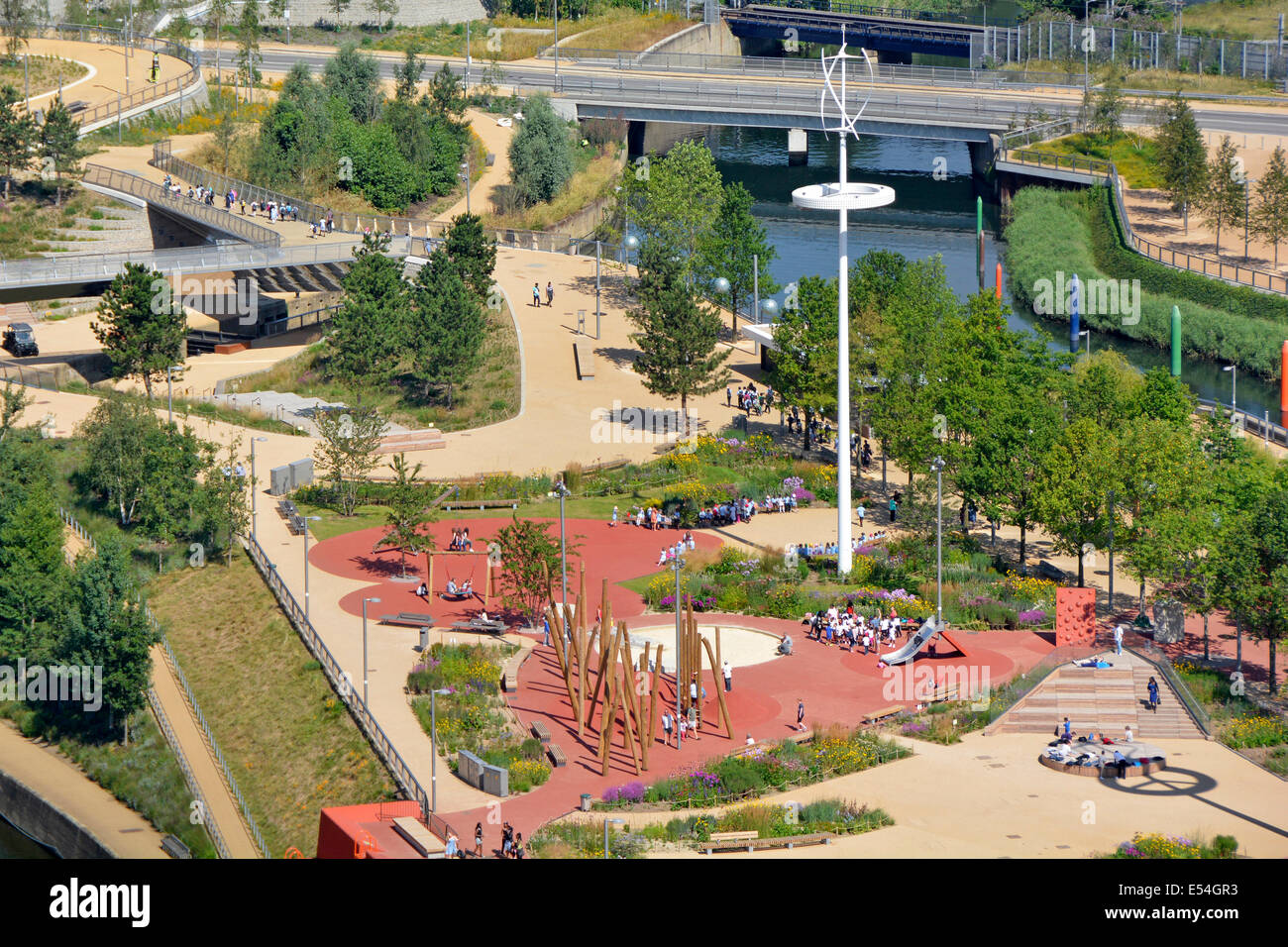 Vista aerea guardando giù sul parco giochi legacy per bambini nel Queen Elizabeth Olympic Park re paesaggio dopo le Olimpiadi di Londra 2012 Stratford Inghilterra Regno Unito Foto Stock