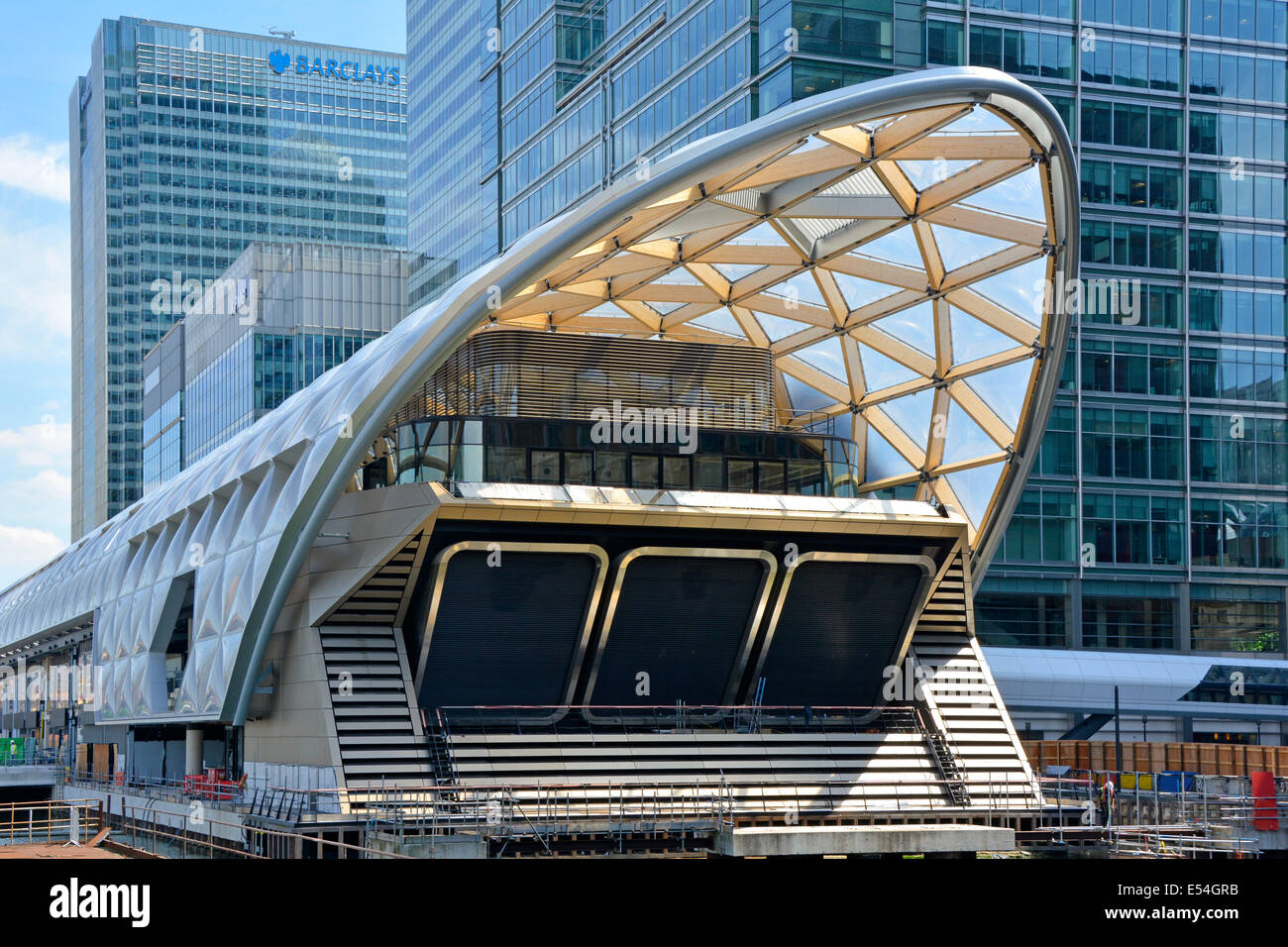 Canary Wharf Crossrail stazione ferroviaria sovrastruttura in costruzione Barclays e altri blocchi ufficio oltre la nuova linea denominata linea di Elizabeth Foto Stock