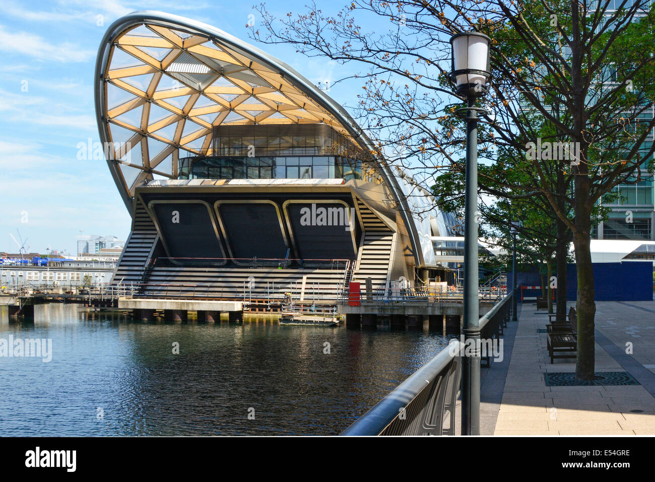 Crossrail Place negozi al dettaglio, business e roof Garden edificio costruito sopra la stazione ferroviaria di Canary Wharf Crossrail all'interno dell'acqua di West India Docks London Foto Stock