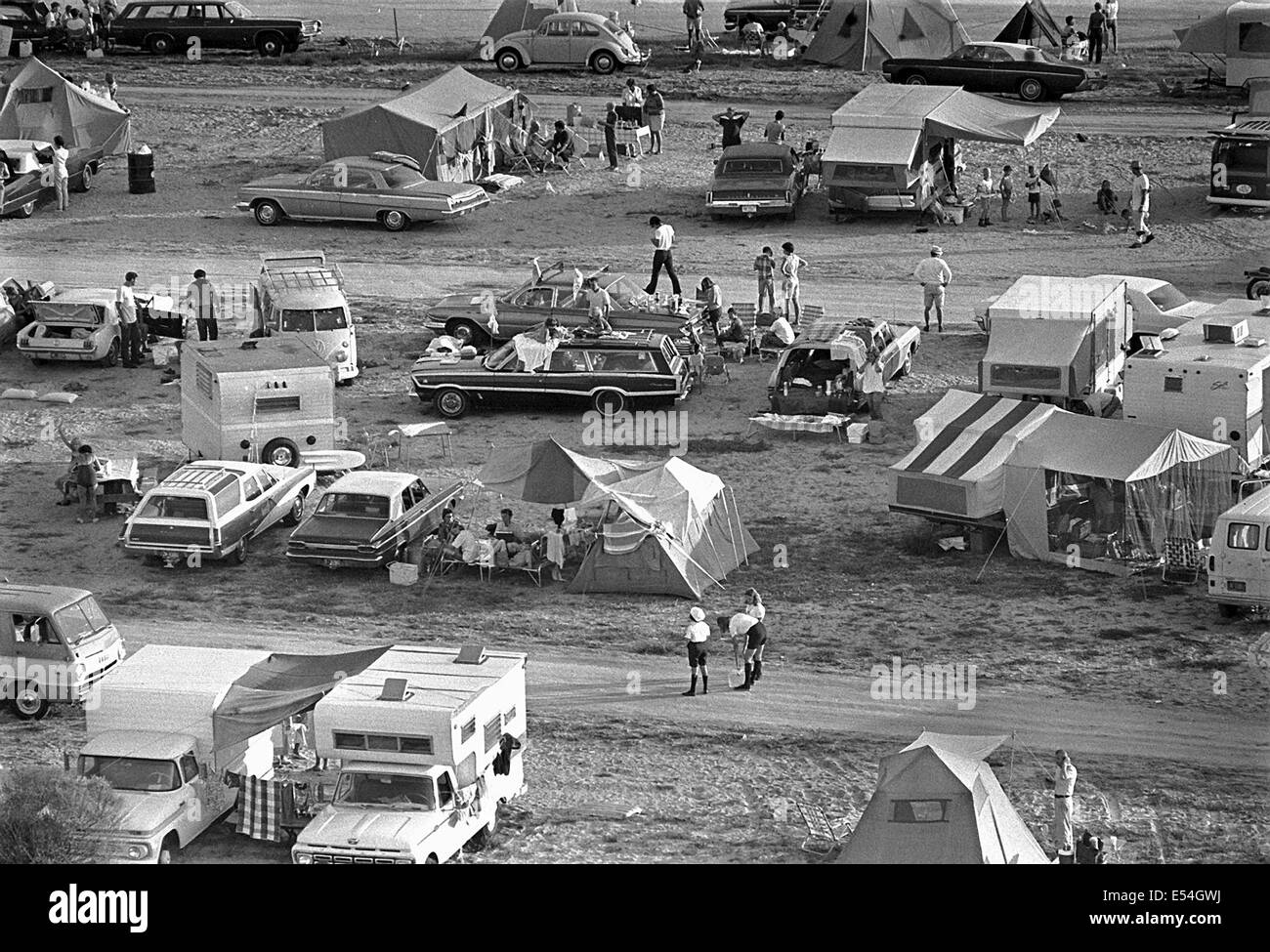 Centinaia di spettatori sulle spiagge e strade vicino la NASA il Kennedy Space Center dove si accamparono la notte prima di testimoniare la storia osservando il lancio di epica di Apollo 11 nel primo viaggio presidiata per superficie lunare Luglio 16, 1969 a Cape Canaveral, in Florida. Foto Stock
