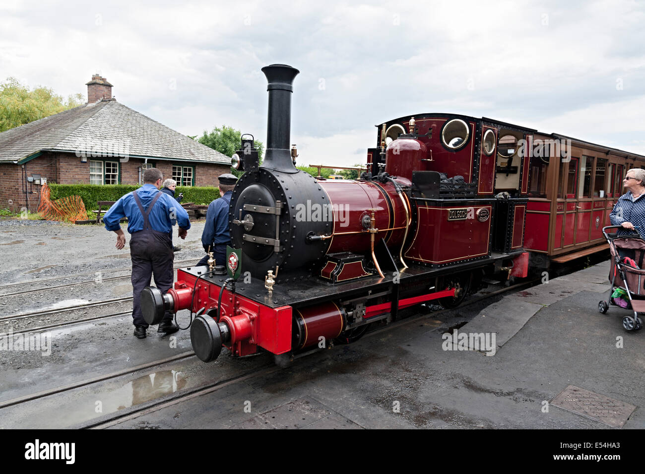 Il Galles talyllyn railway motore a vapore dolgoch ferroviaria i driver del motore tenendo un freno Foto Stock