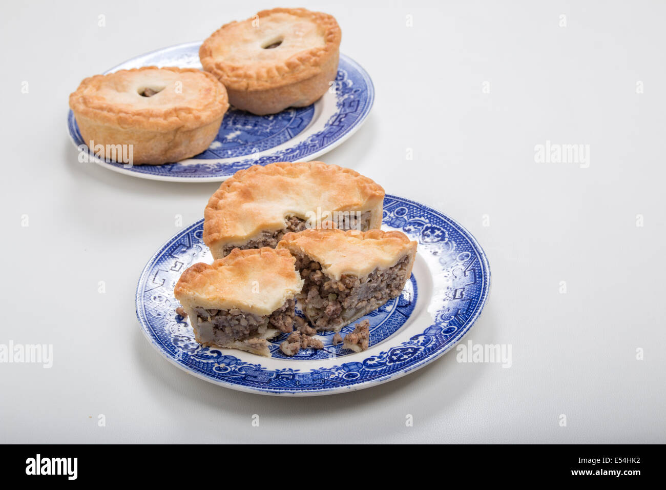 Piccoli pasticci di carne su willow placche modello su taglio al cassone del riempimento di sminuzzato.la carne macinata di maiale (13 di 20) Foto Stock