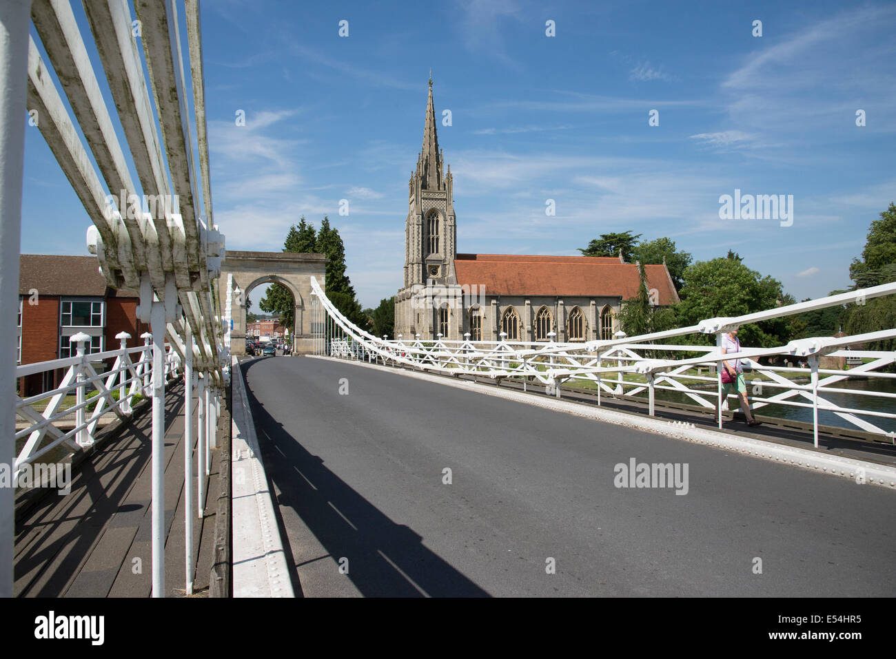 Chiesa di tutti i Santi e Ponte di Marlow una sospensione ponte che attraversa il fiume Tamigi Buckinghamshire REGNO UNITO Foto Stock