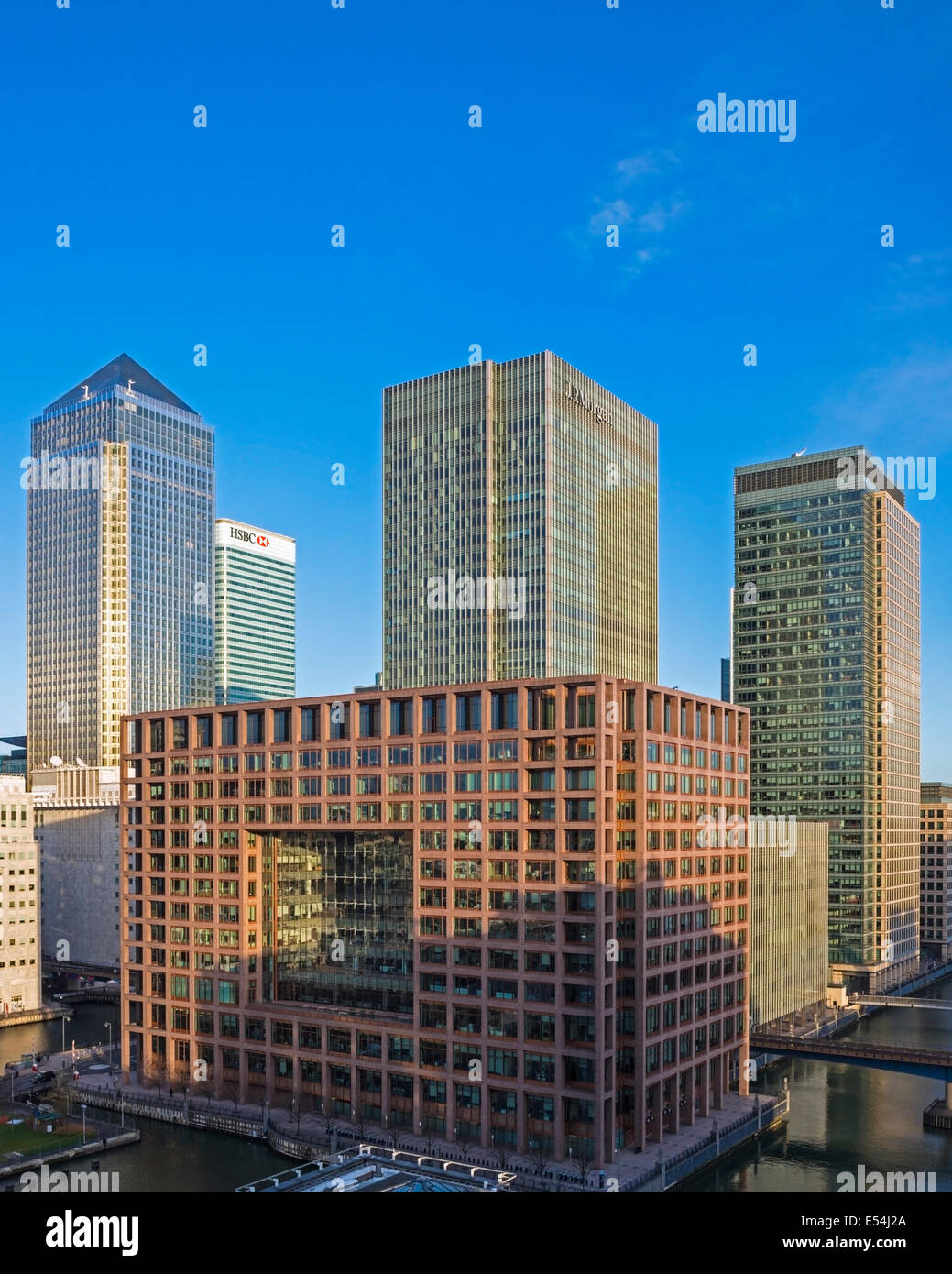 Vista del Canary Wharf Tower, HSBC Bank, Morgan Stanley, J P Morgan e 40 Bank Street a Canary Wharf, London, Regno Unito Foto Stock