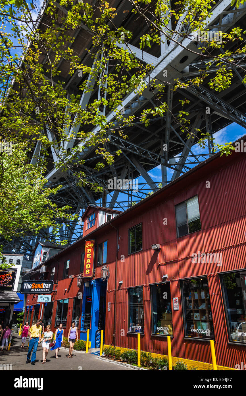 Granville Island business sotto la coperta a capriate del ponte di Granville Street, Vancouver, Canada, Foto Stock