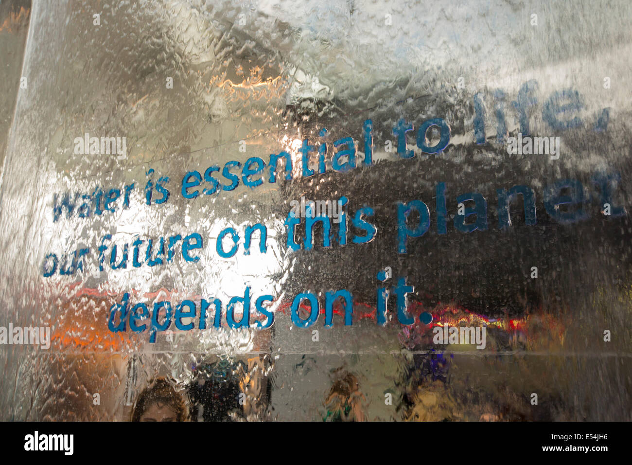 Una sostenibilità mostra presso il palazzo di cristallo che è il primo edificio nel mondo che ha ottenuto un eccezionale BREEAM (BRE Valutazione Ambientale) metodo di classificazione e un LEED (Leadership in Energy and Environmental Design) rating di platino. Londra, Regno Unito. Foto Stock