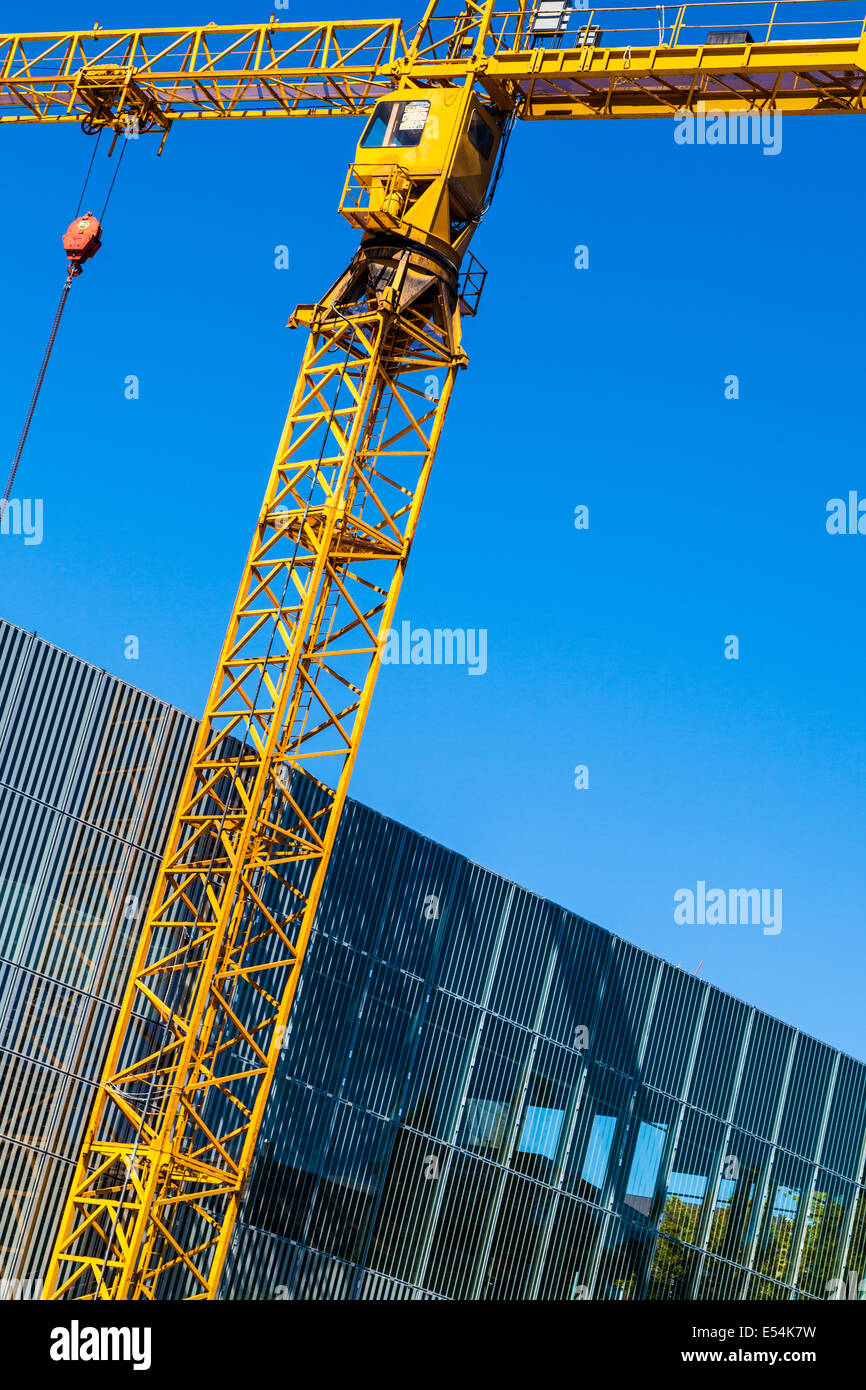 Immagine angolata di un giallo gru da cantiere contro un cielo blu, Vancouver, Canada Foto Stock