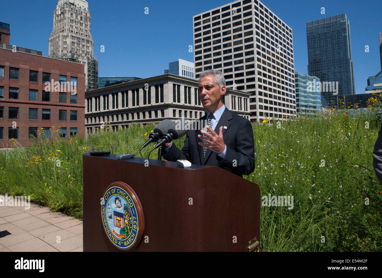 Il sindaco di Chicago Rahm Emanuel tenere una conferenza stampa presso il municipio di giardino sul tetto. Foto Stock