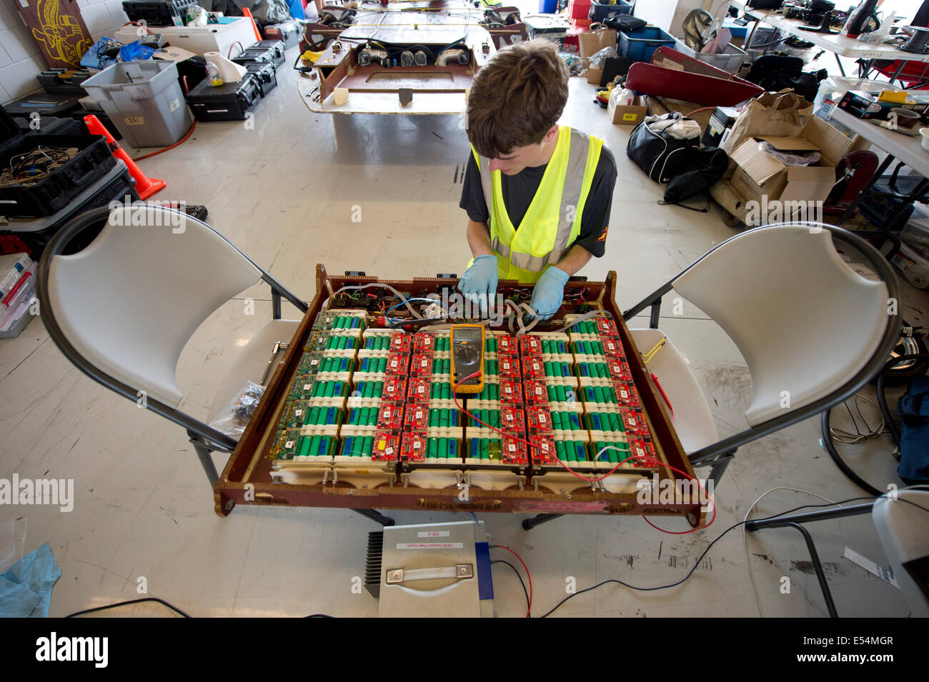 Un team di Minnesota stati controlla la batteria prima di una gara di qualificazione per il 1700-mile American Solar sfida evento Foto Stock