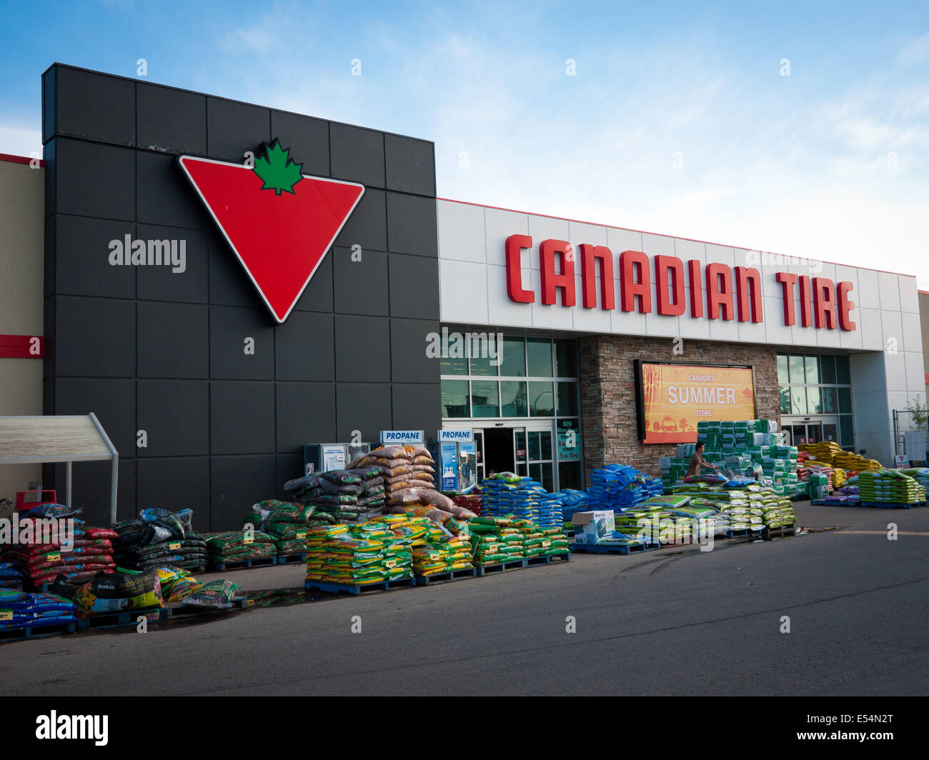 Un Canadian Tire store e il Canadian Tire logo. Edmonton, Alberta, Canada. Foto Stock