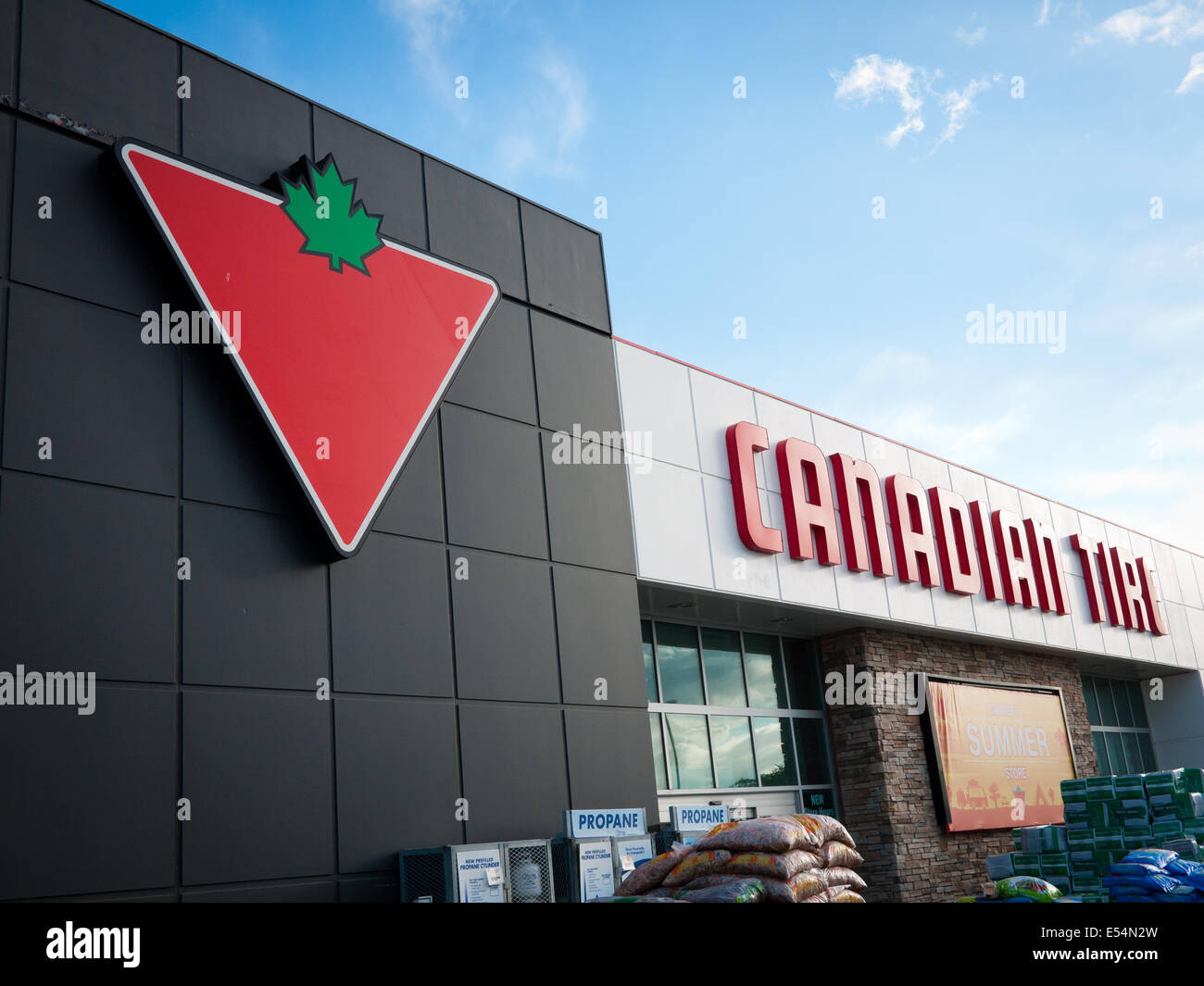 Un Canadian Tire store e il Canadian Tire logo. Edmonton, Alberta, Canada. Foto Stock