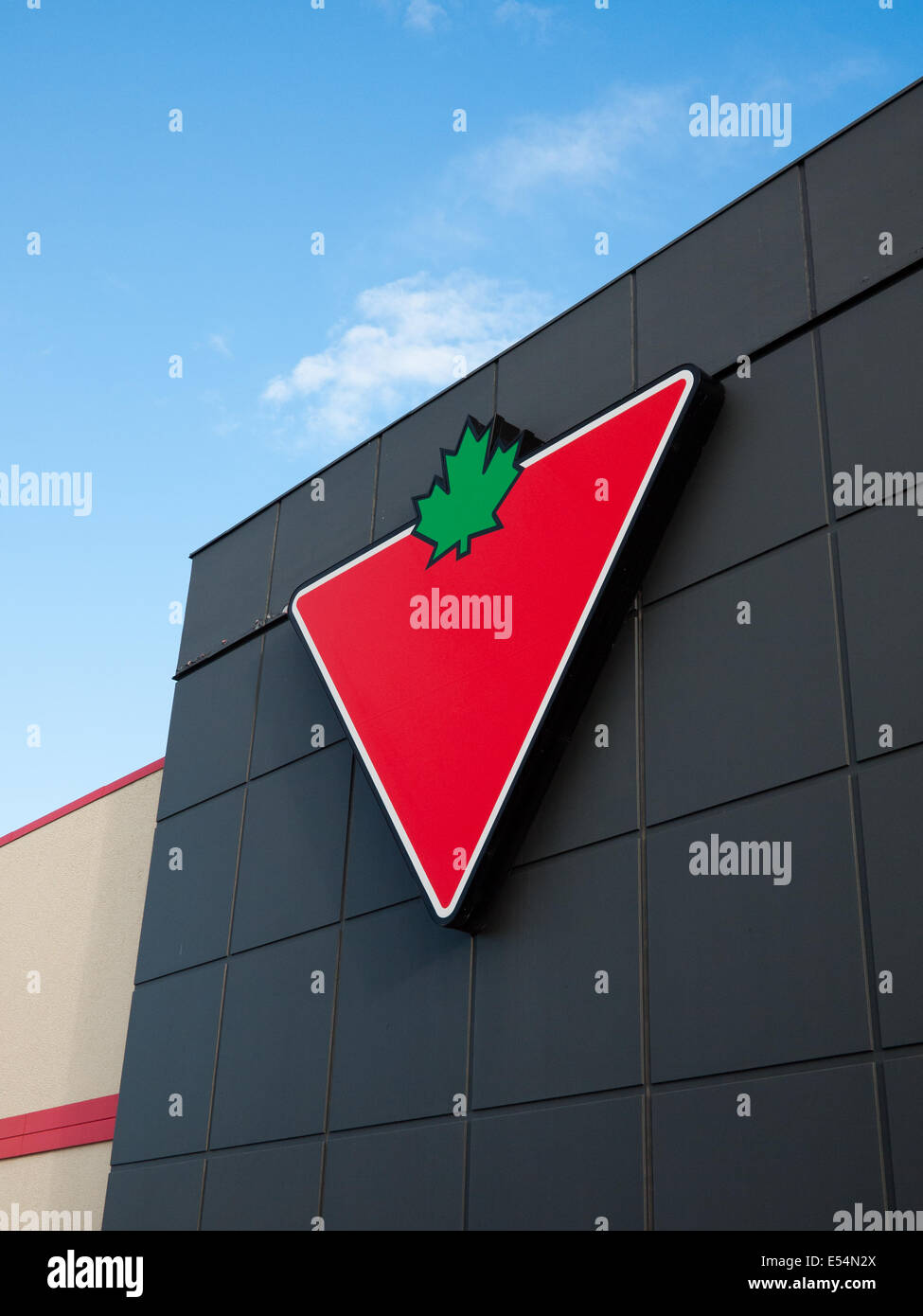 Un Canadian Tire store e il Canadian Tire logo. Edmonton, Alberta, Canada. Foto Stock