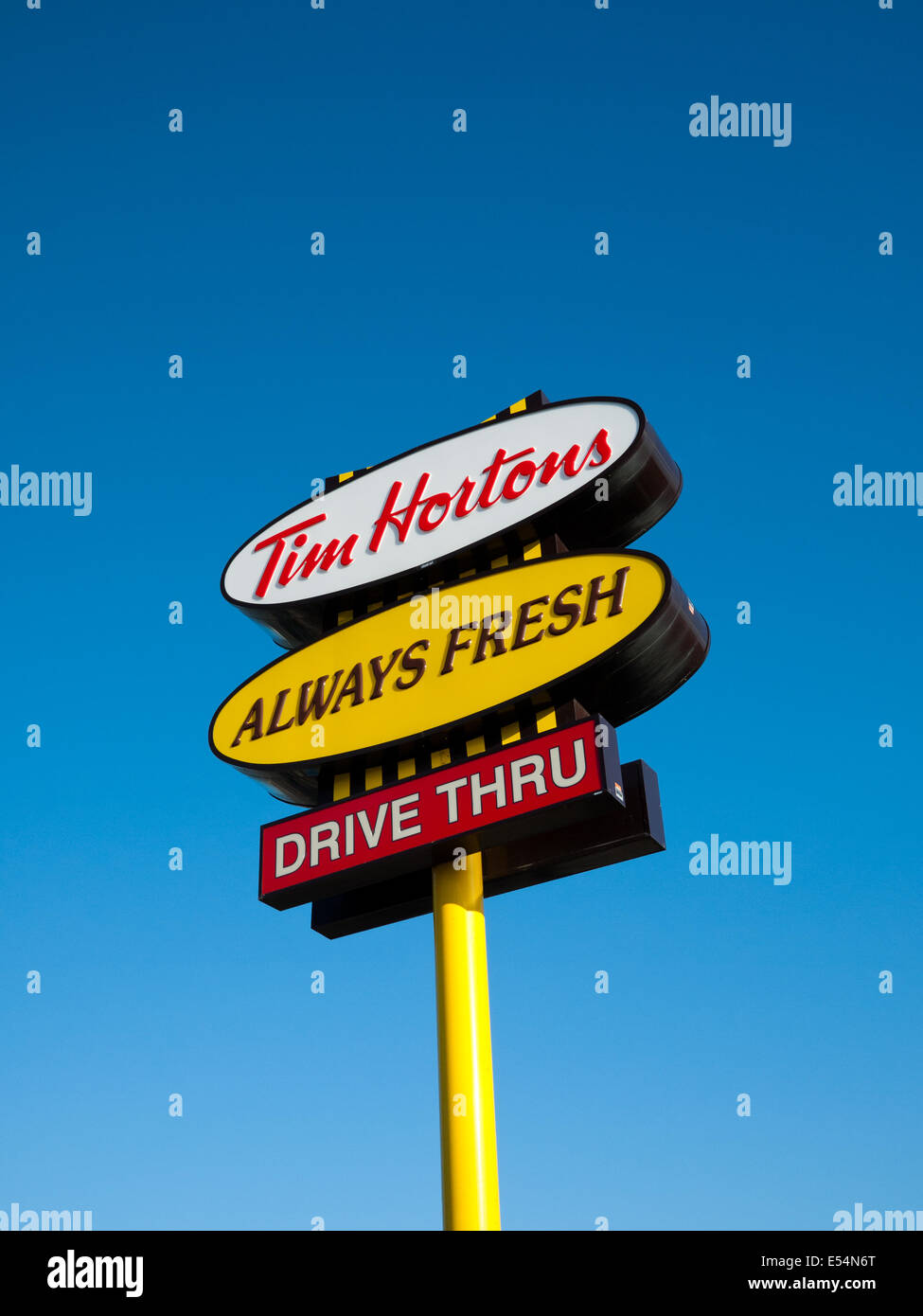 Un Tim Horton's restaurant drive thru sign in Edmonton, Alberta, Canada. Foto Stock