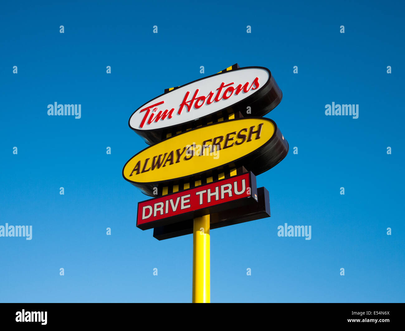 Un Tim Horton's restaurant drive thru sign in Edmonton, Alberta, Canada. Foto Stock
