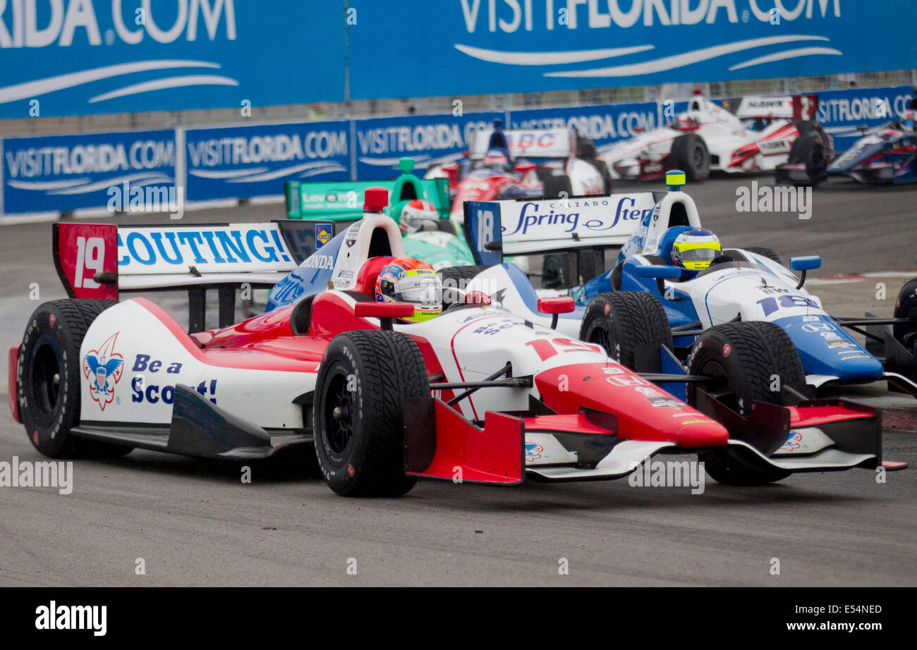 Toronto, Canada. Il 20 luglio, 2014. Dale Coyne Racing driver britannico Justin Wilson (L) porta un pacco di auto durante la gara due del 2014 Honda Indy Toronto di IndyCar Series gara di Toronto, Canada, 20 luglio 2014. Ed Carpenter Racing driver britannico Mike Conway ha vinto la gara due titolo del 2014 Honda Indy Toronto domenica. Credito: Zou Zheng/Xinhua/Alamy Live News Foto Stock