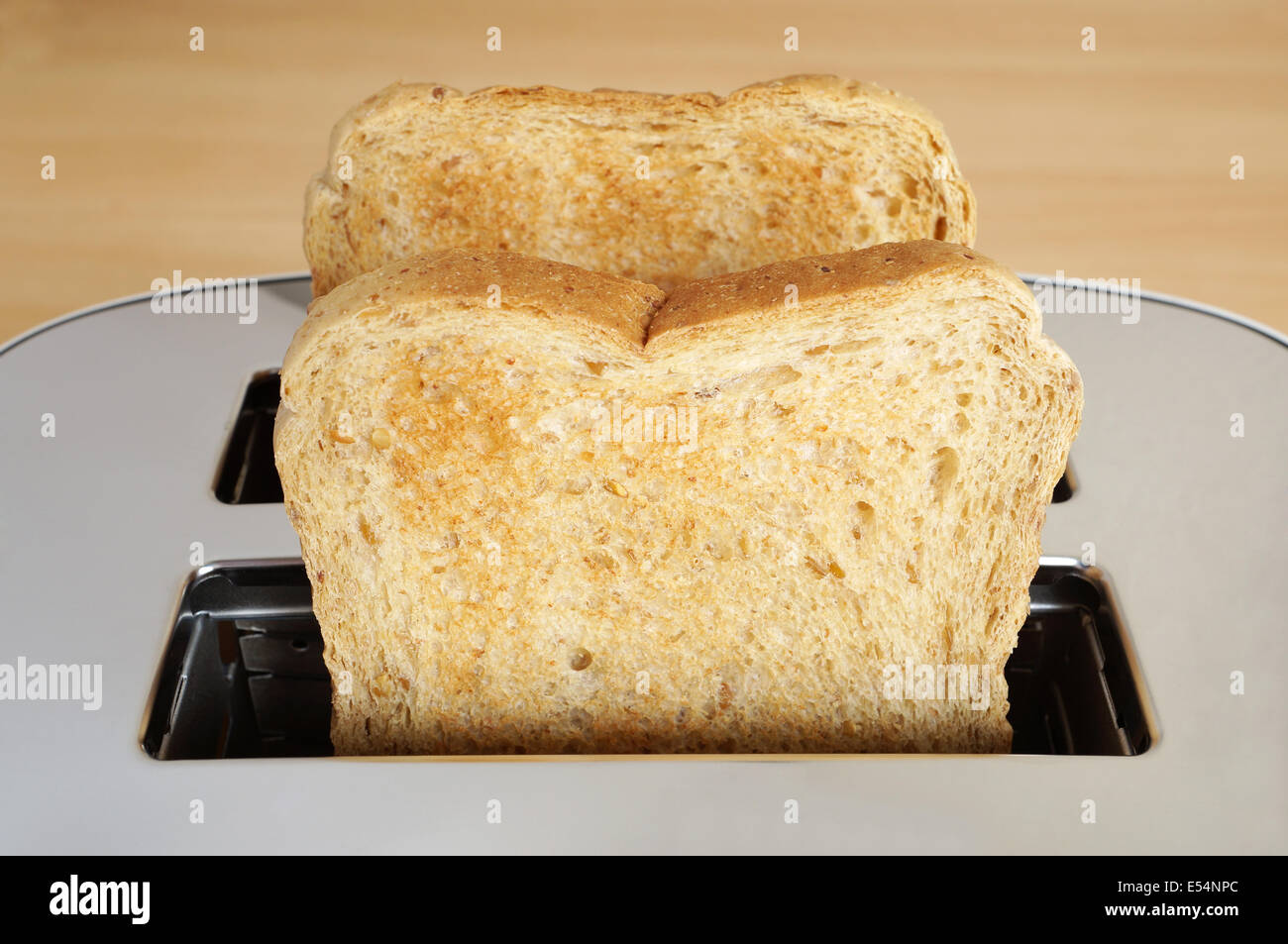 Due fette di pane tostato nel tostapane Foto Stock