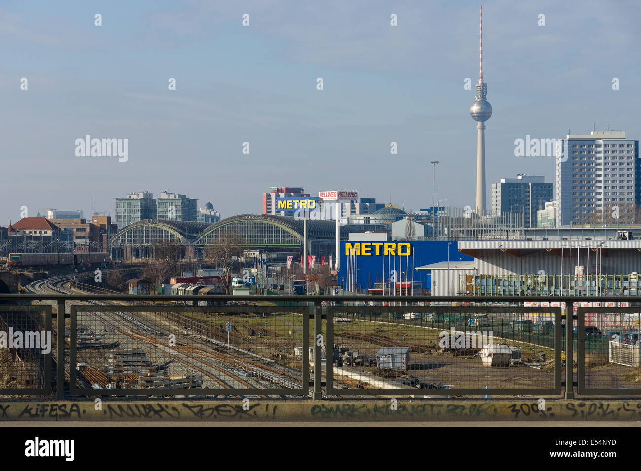 Una vista del centro di Berlino, stazione ferroviaria Ostbahnhof, la Torre della TV, Metro Cash and Carry Foto Stock