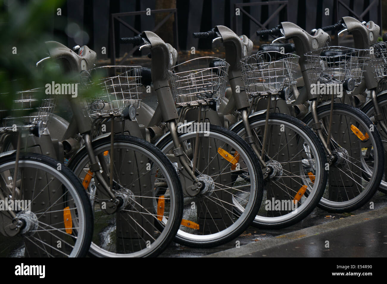 Parigi Velib noleggio bici sotto la pioggia, bloccata in un rack e disponibili per il noleggio Foto Stock