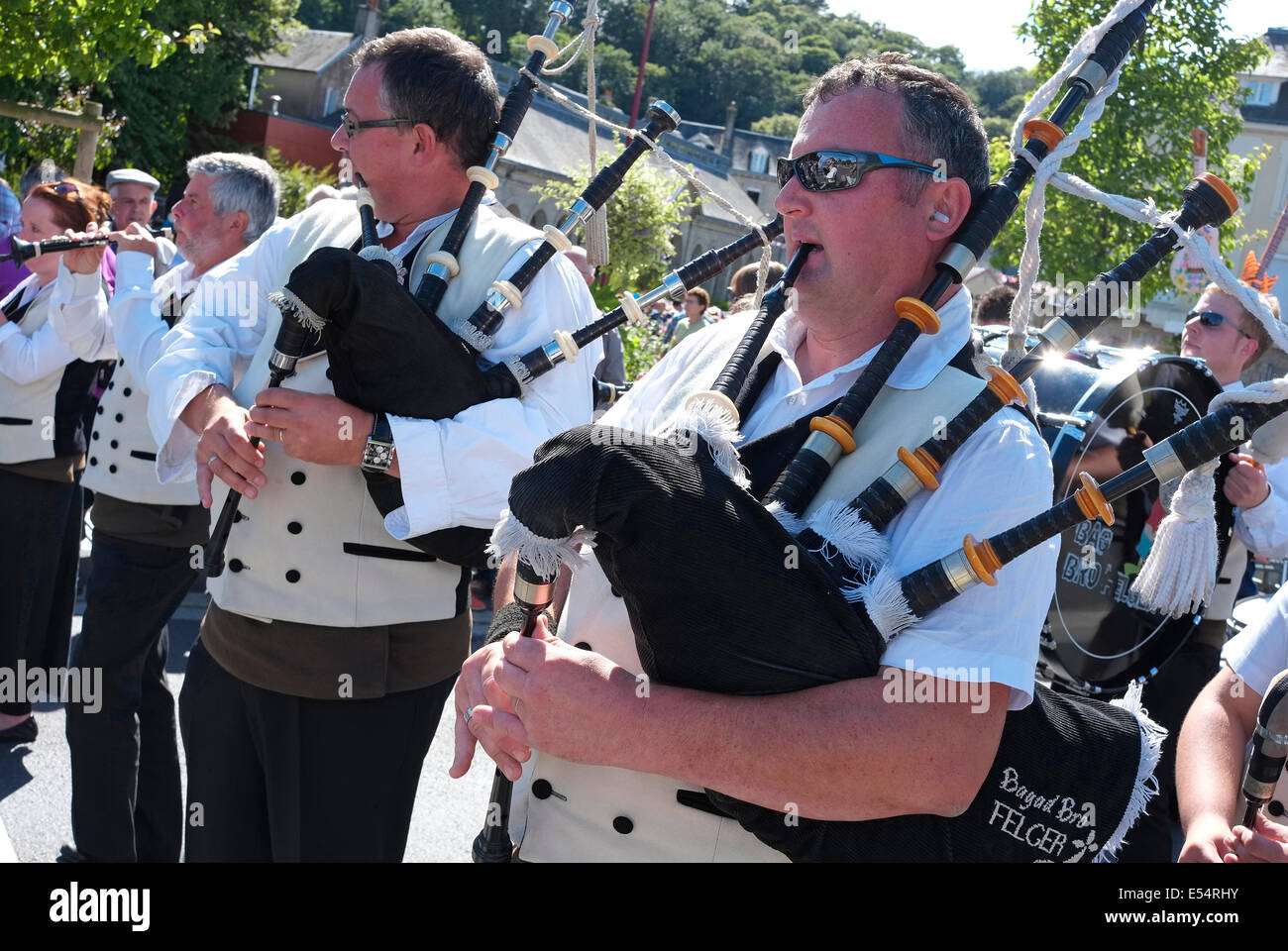 Il francese cornamuse marching band, Villedieu les Poeles, Normandia, Francia Foto Stock