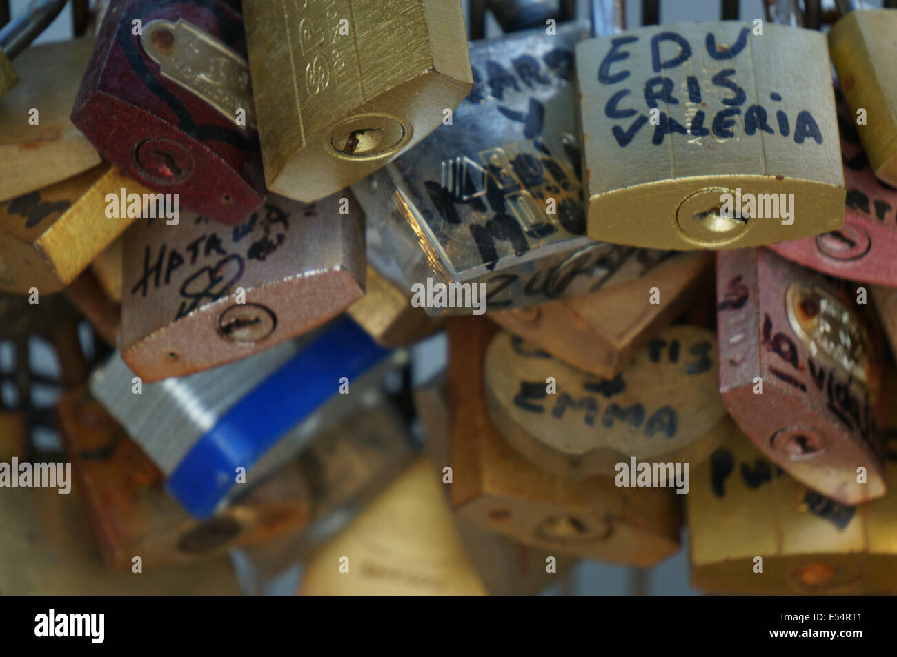 Close-up di amore si blocca a Pont des Arts Parigi a ponte Foto Stock