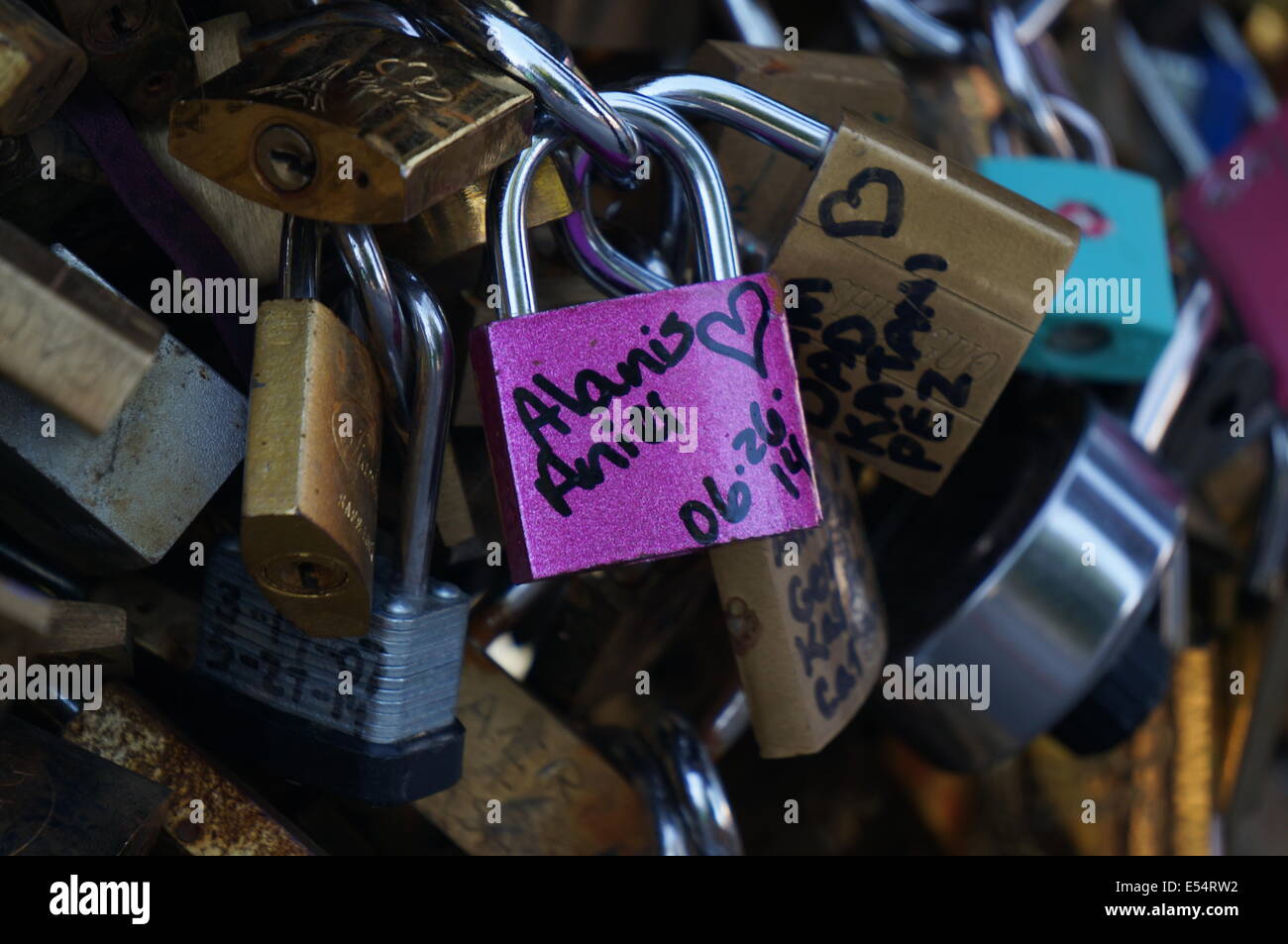 Close-up di un paio di viola amore serratura con scrittura in nero dei loro nomi e data a Pont des Arts Parigi Foto Stock