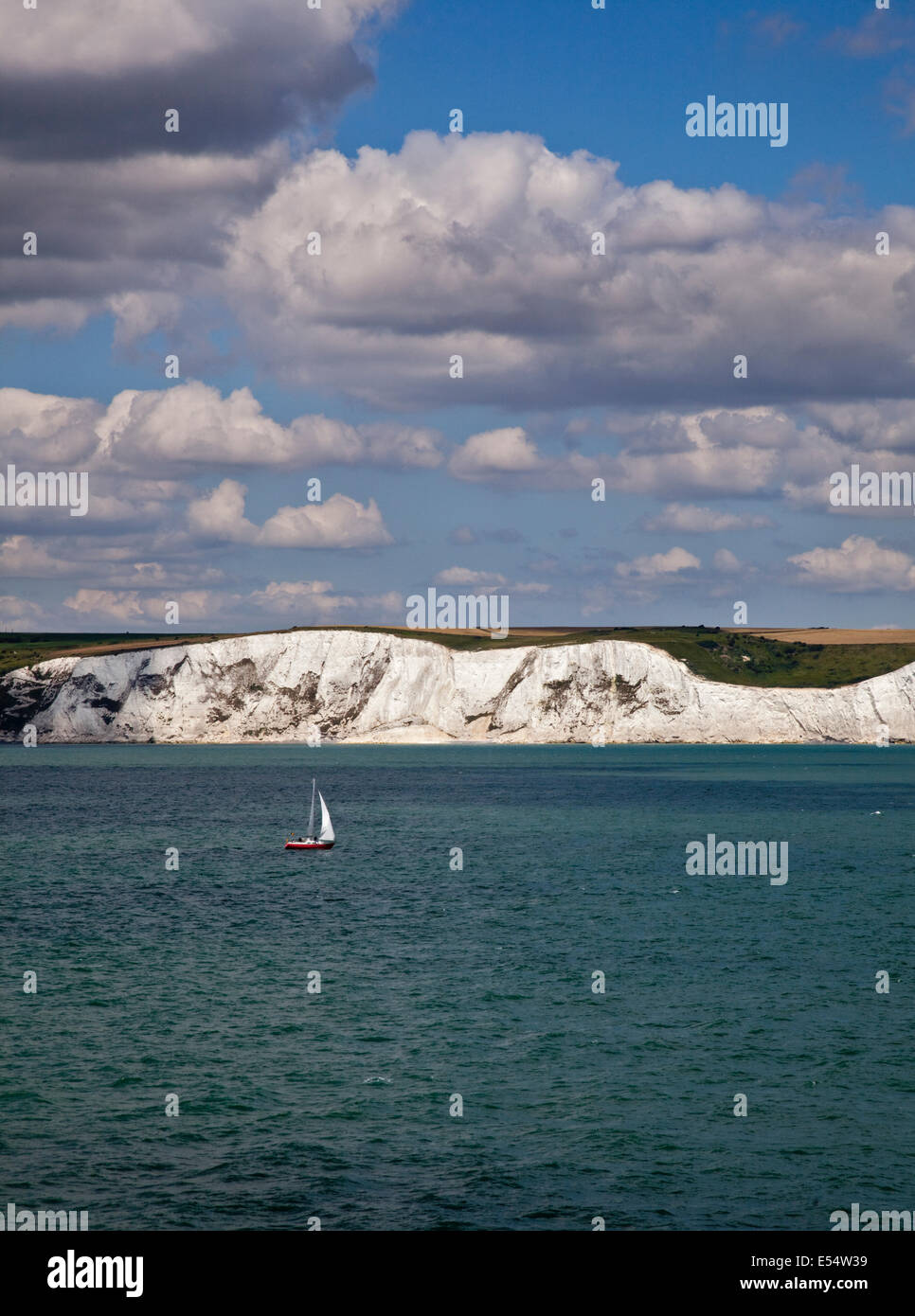 Le Bianche Scogliere di Dover come si vede dal canale in inglese, Inghilterra Foto Stock