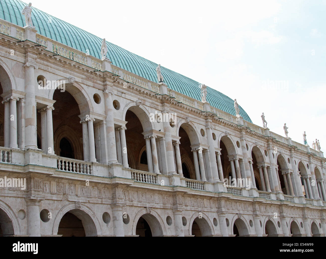 Dettaglio della maestosa Basilica Palladiana con il classico stile di colonne in Piazza dei Signori di Vicenza in Italia Foto Stock