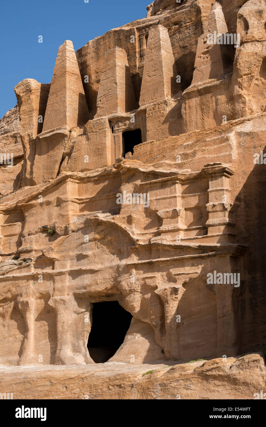 Obelisco tomba e Bab As-Siq Triclinio in Petra, Giordania. Foto Stock