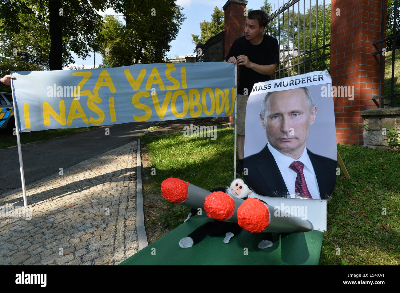 Diverse decine di persone hanno partecipato a una riunione di fronte all'ambasciata russa di Praga Repubblica Ceca, Domenica, 20 luglio 2014, al punto a il ruolo della Russia in crash di un piano malese in Ucraina orientale, la cui ripresa verso il basso si incolparono sulla Russia. I partecipanti alla riunione di Praga installato un mobile di plastica rocket launcher con una foto del Presidente russo Vladimir Putin ha messo in evidenza 'Mass assassino.' (CTK foto/Katerina Sulova) Foto Stock