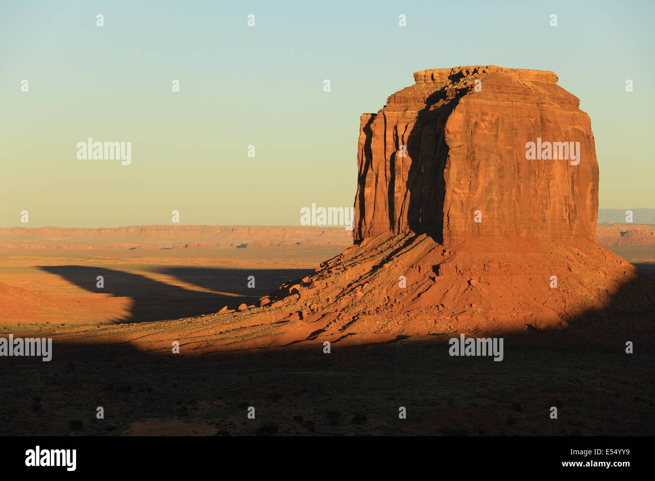 Merrick Butte al tramonto, dentro il parco tribale Navajo Monument Valley, Arizona / Utah - USA Foto Stock