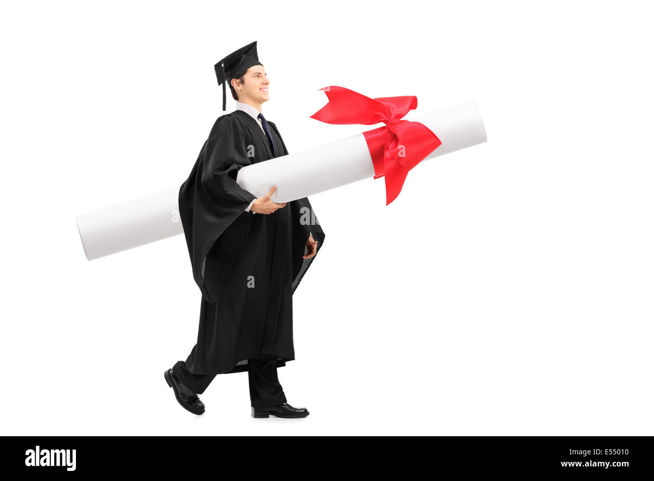 Profilo colpo di uno studente laureato che trasportano un enorme diploma isolati su sfondo bianco Foto Stock