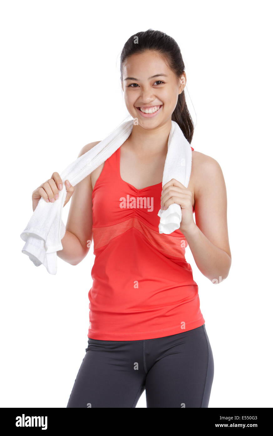 Allegra ragazza fitness tenendo un asciugamano attorno al collo Foto Stock