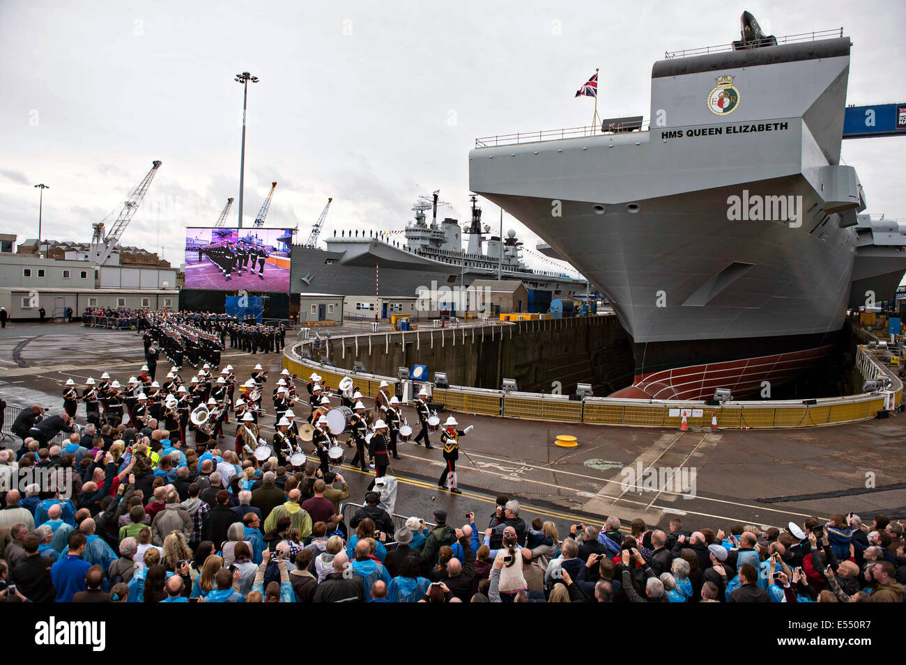 La Royal Navy band esegue durante la cerimonia di denominazione dell'HMS Queen Elizabeth, l'ultima portaerei per la Foto Stock