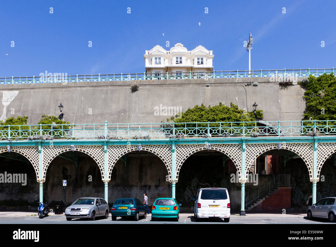 Ghisa archi su Madera Unità , Brighton East Sussex, England, Regno Unito Foto Stock