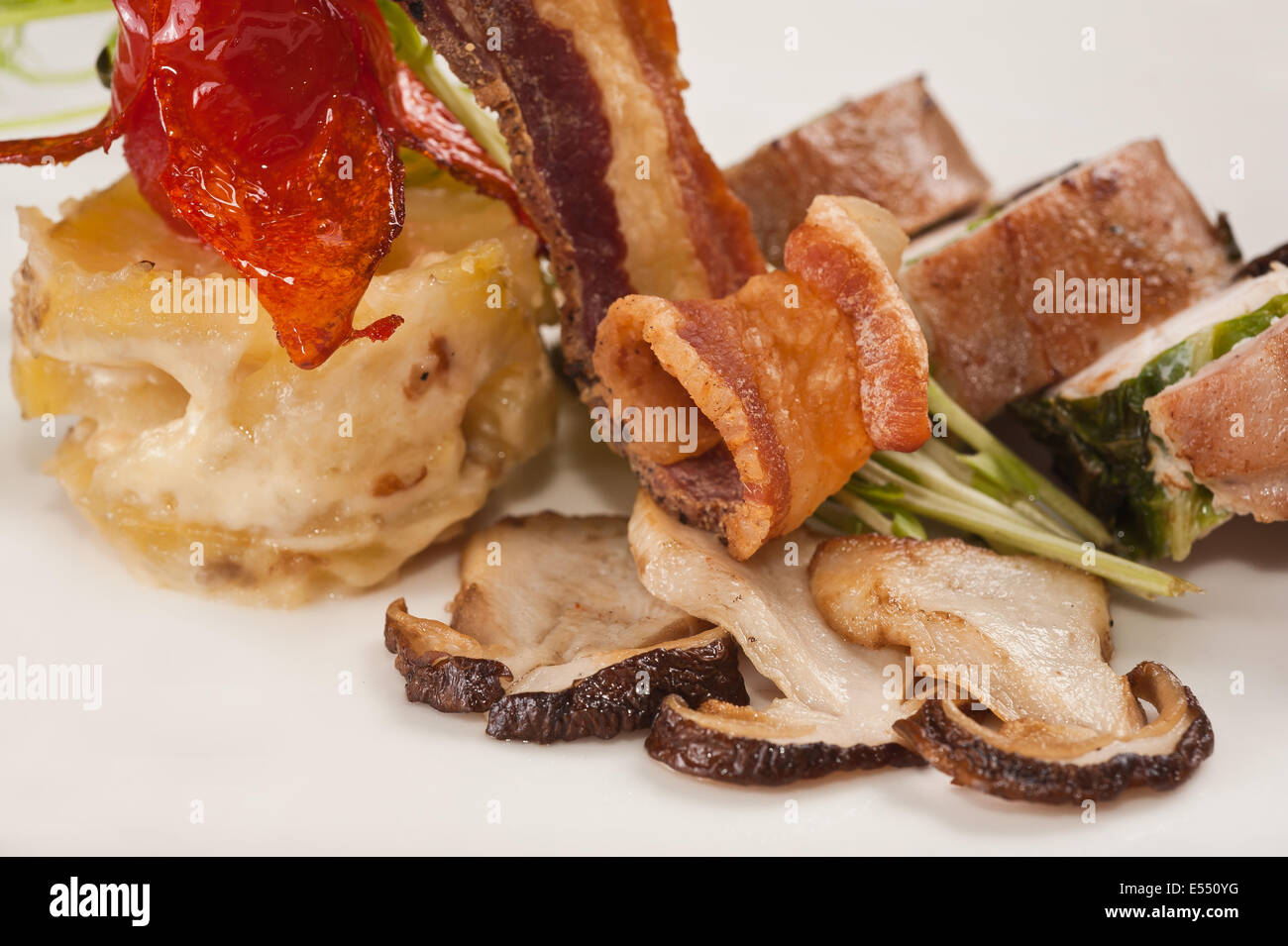 Funghi con pancetta e carni di coniglio Foto Stock