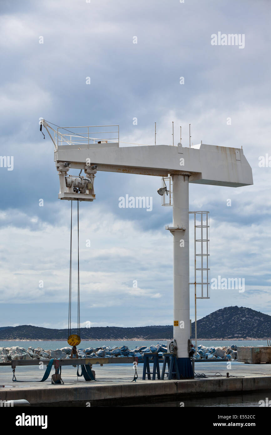 Gru grande per una manutenzione della nave in un porto turistico. Colpo verticale Foto Stock