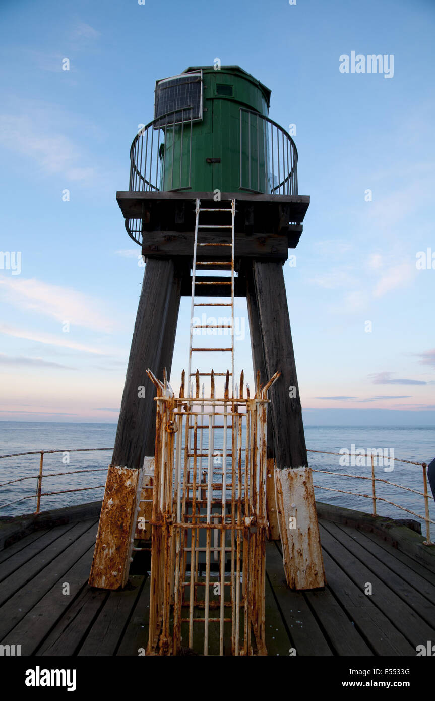 Nei primi anni del XX secolo lighhouse in legno alla fine del molo, Molo Ovest, Whitby, North Yorkshire, Inghilterra, Marzo Foto Stock